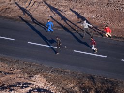 De verwondering achterna.